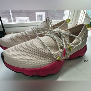 Sorel Women's Kinetic Impact Lace Shoe size 8